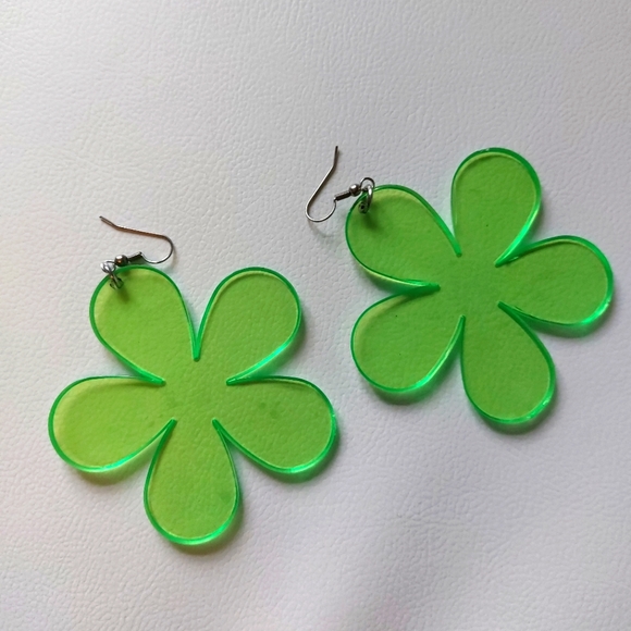 Jewelry - Unique Green Flower Power Earrings